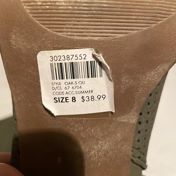 GUC Olive Green Heels, size 8 - Picture 6 of 8